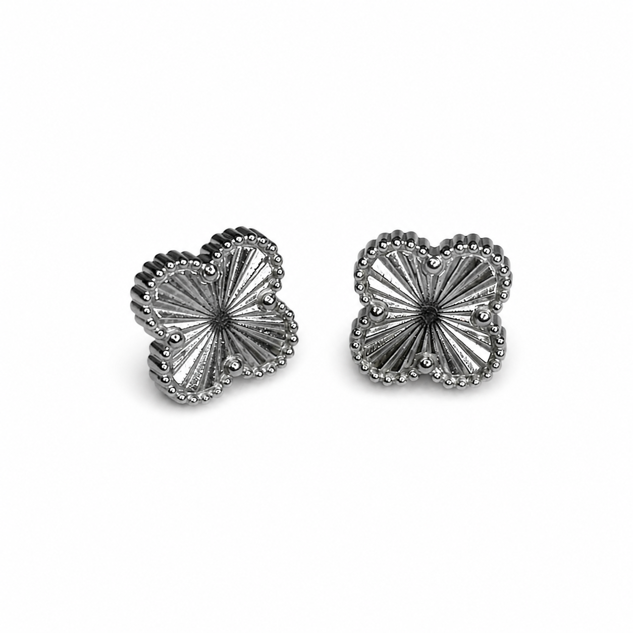 Brincos Shiny Silver Clover Mini